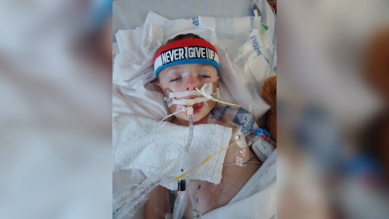 Grayson Boggs, de 6 años, ahora tiene daño cerebral permanente y permanece en coma.