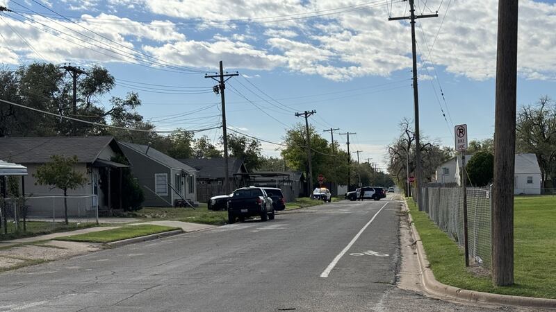 SWAT y los negociadores con el Departamento de Policía de Lubbock están respondiendo a un...