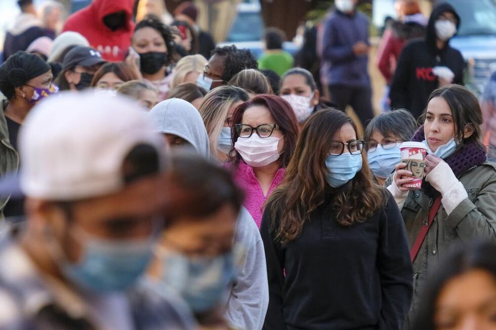 ARCHIVO - Compradores del Black Friday de viernes 26 de noviembre de 2021, con mascarillas...