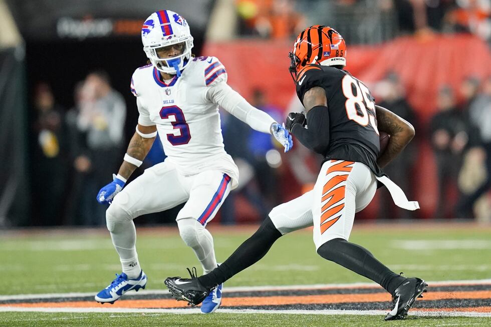 El receptor de los Bengals de Cincinnati Tee Higgins corre cerca del safety de los Bills de...