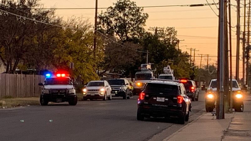 Durante la persecución, el conductor chocó contra un poste de electricidad en el bloque 1500...